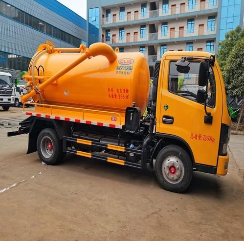 多功能真空吸污車 現(xiàn)代城市環(huán)衛(wèi)的高效解決方案